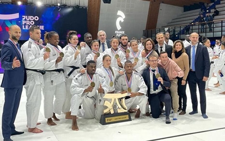 Equipe de judo francaise medaillee lors de la Pro Judo League - photo de groupe avec trophee