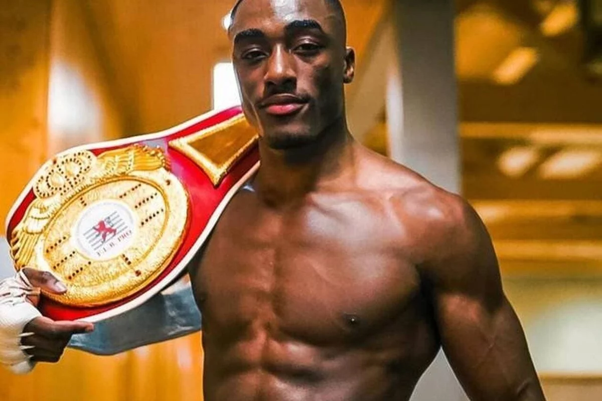 Bakary Samake avec sa ceinture de champion - boxeur parisien invaincu avant le combat contre Hadribeaj à l'Adidas Arena Paris 25 avril 2026