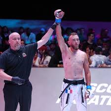 Jeremy Payet victoire bras levé Karate Combat