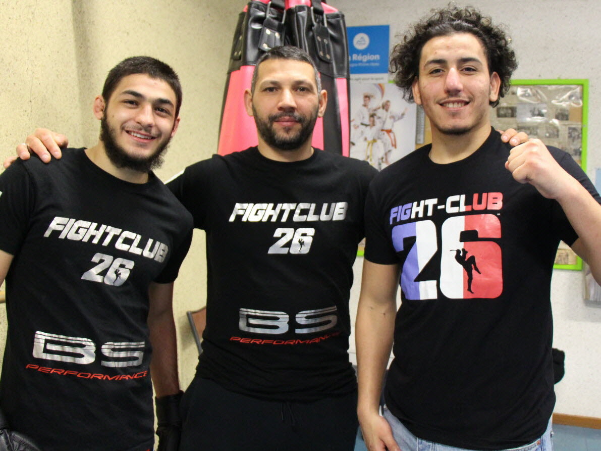 Jessime Zouine avec son coach Marc Ostor et Mehmet Borhan au Fight Club 26 de Valence