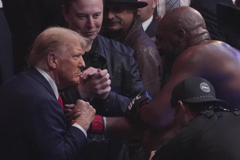 Jon Jones avec Donald Trump et Elon Musk après sa victoire à l'UFC