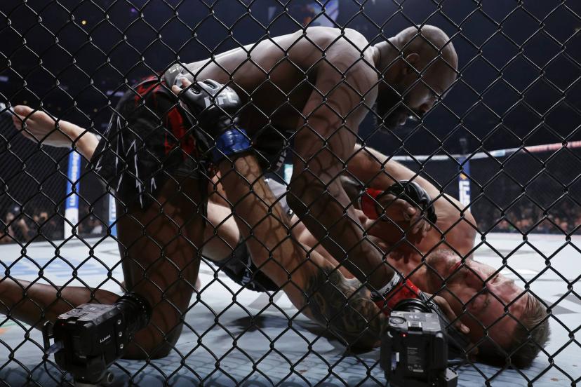 Jon Jones en ground and pound sur Stipe Miocic lors de l'UFC 295