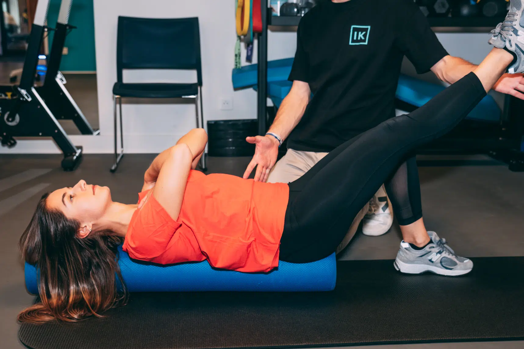 Séance de rééducation avec foam roller guidée par un kinésithérapeute du sport