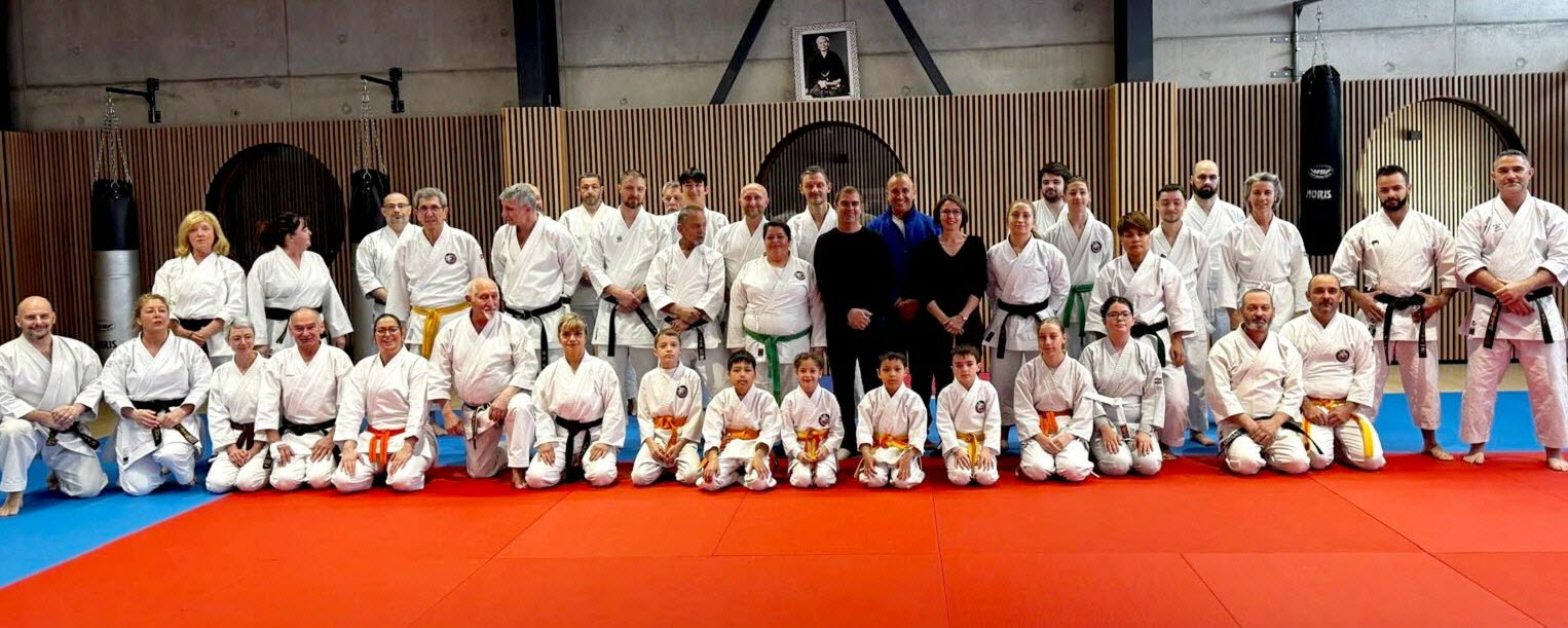 Participants progressant dans la pratique du karate lors d un stage en France - photo Jean-Pierre Debernardi