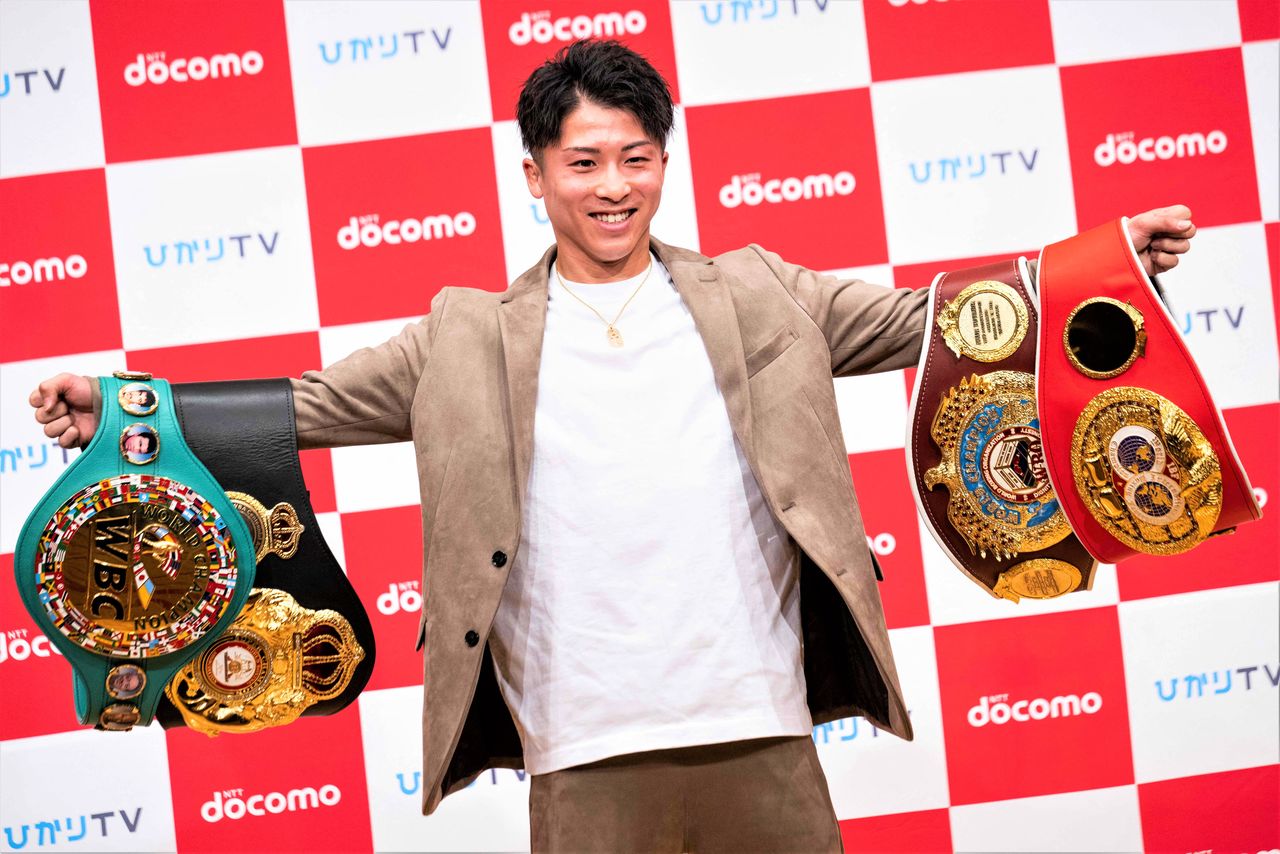 Naoya Inoue en conference de presse apres sa victoire, tenant ses ceintures WBC et WBO