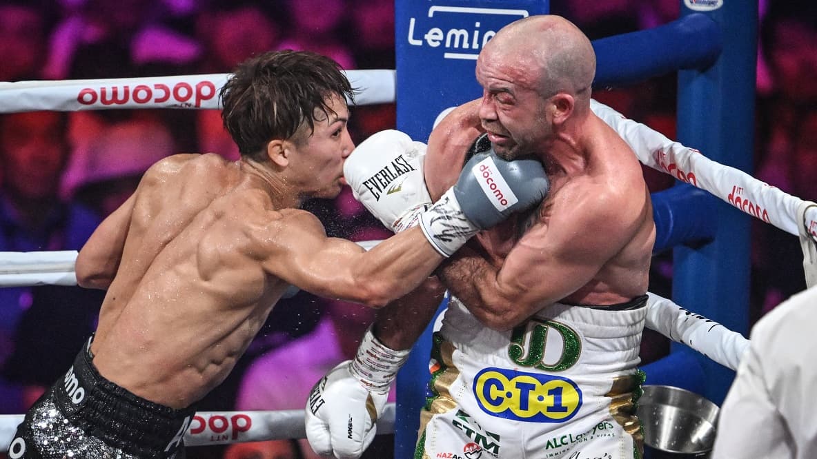 Naoya Inoue en plein combat dans le ring, echange de coups en super-bantamweight