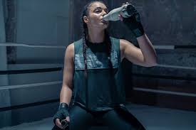 Meal prep pour combattant MMA - boîtes repas préparées pour la semaine du combat : riz, poulet, légumes, quinoa