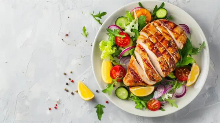 Boxeuse MMA qui s hydrate après l'entraînement - hydratation et nutrition sportive MMA 2026