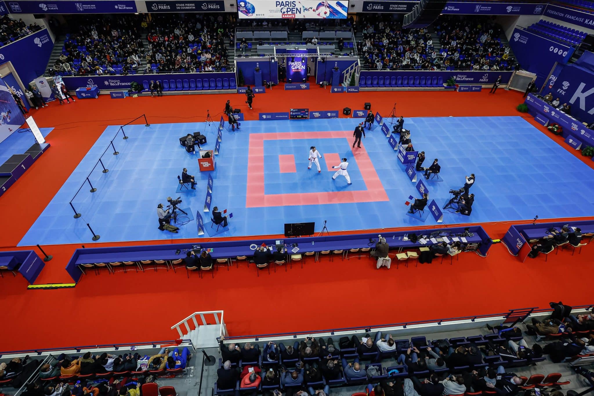 Vue d ensemble d un dojo de karate en France - pratiquants en karategi blanc sur tatami