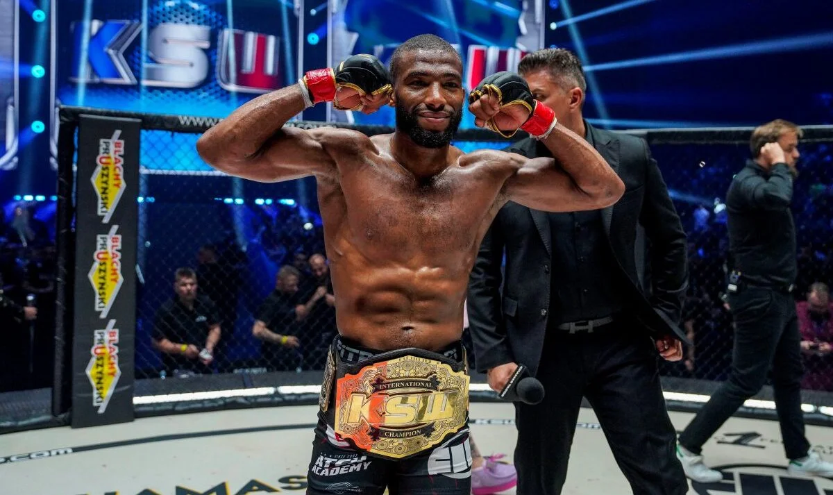 Salahdine Parnasse en action dans la cage MMA - striking et grappling explosif