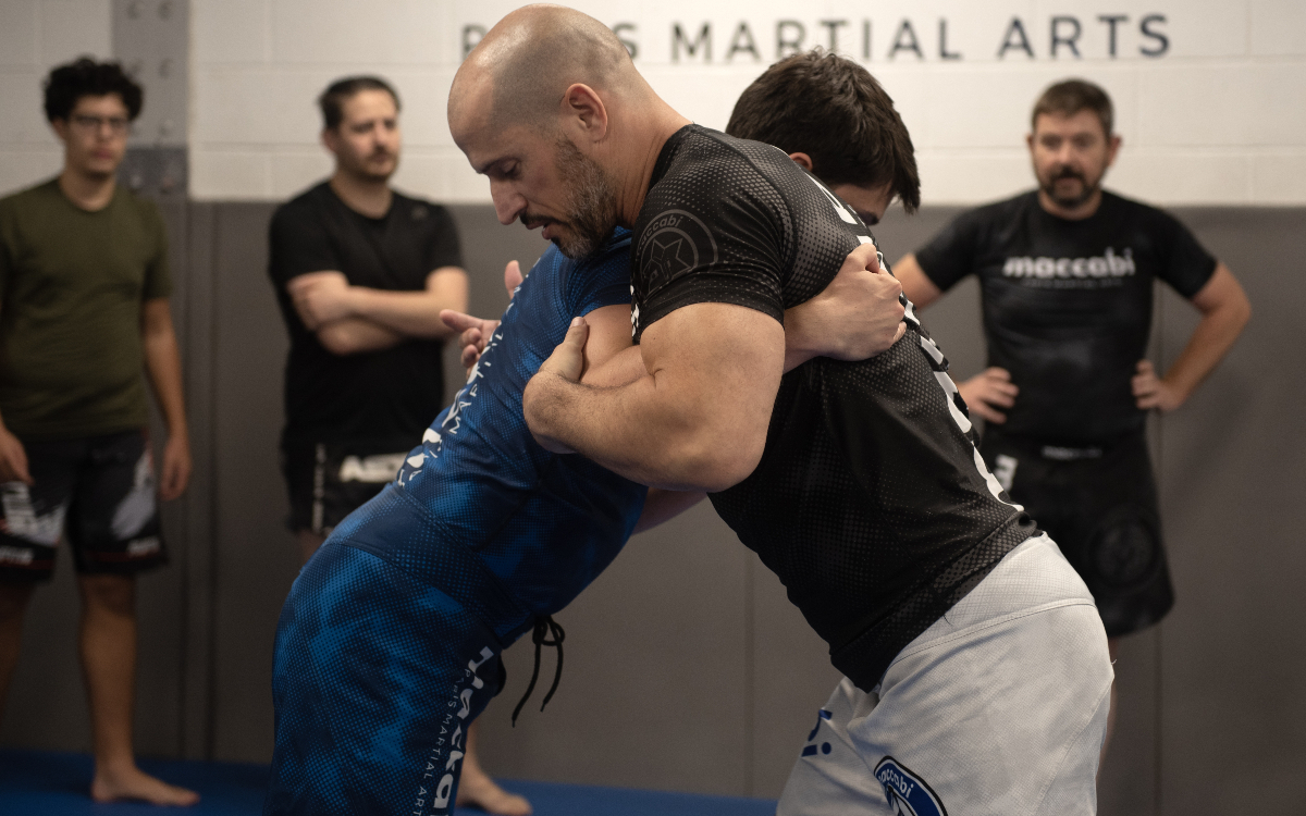 Entrainement grappling MMA dans un club de haut niveau en France