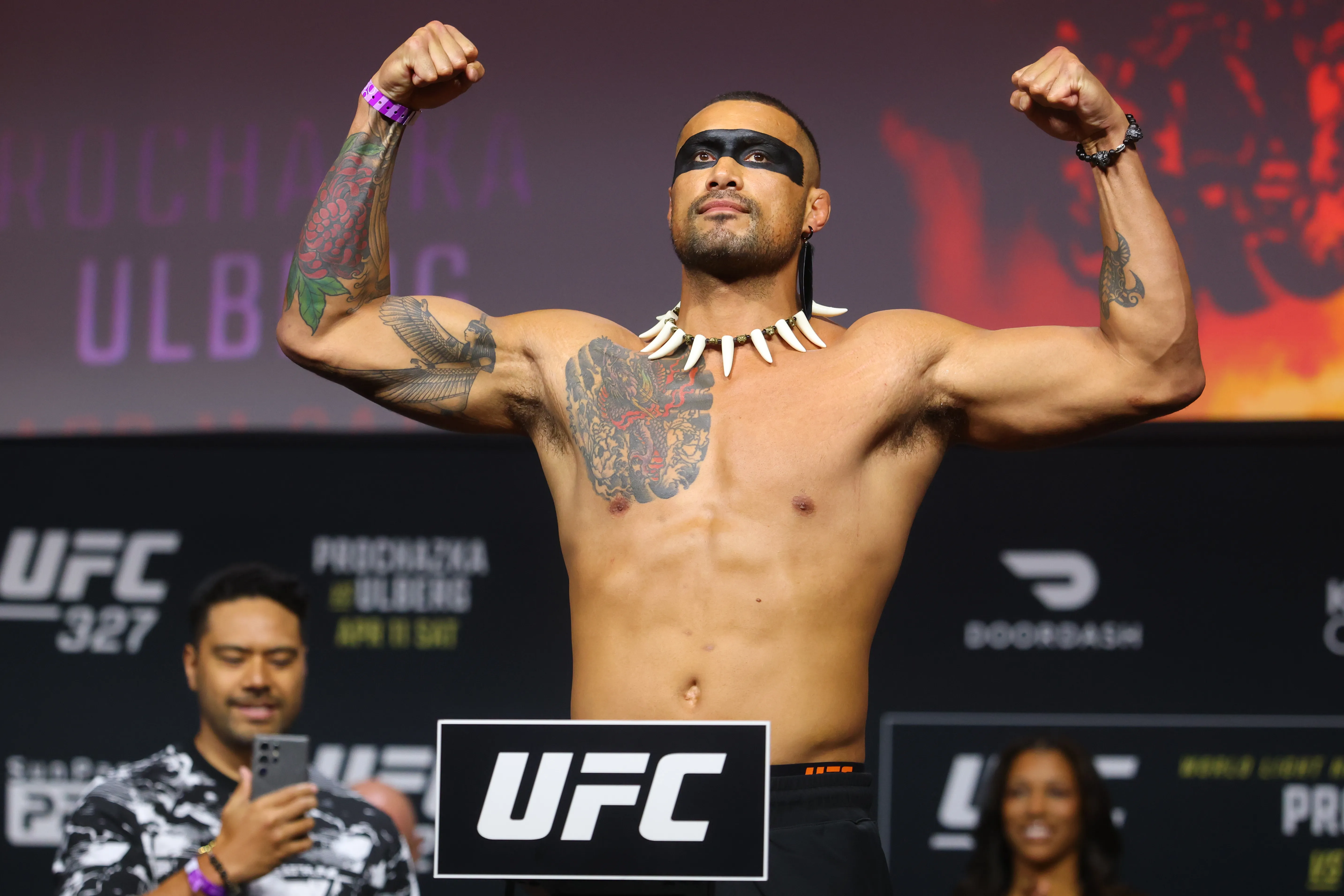 Carlos Ulberg au pesage de l'UFC 327 – le futur champion pose avec son maquillage guerrier maori
