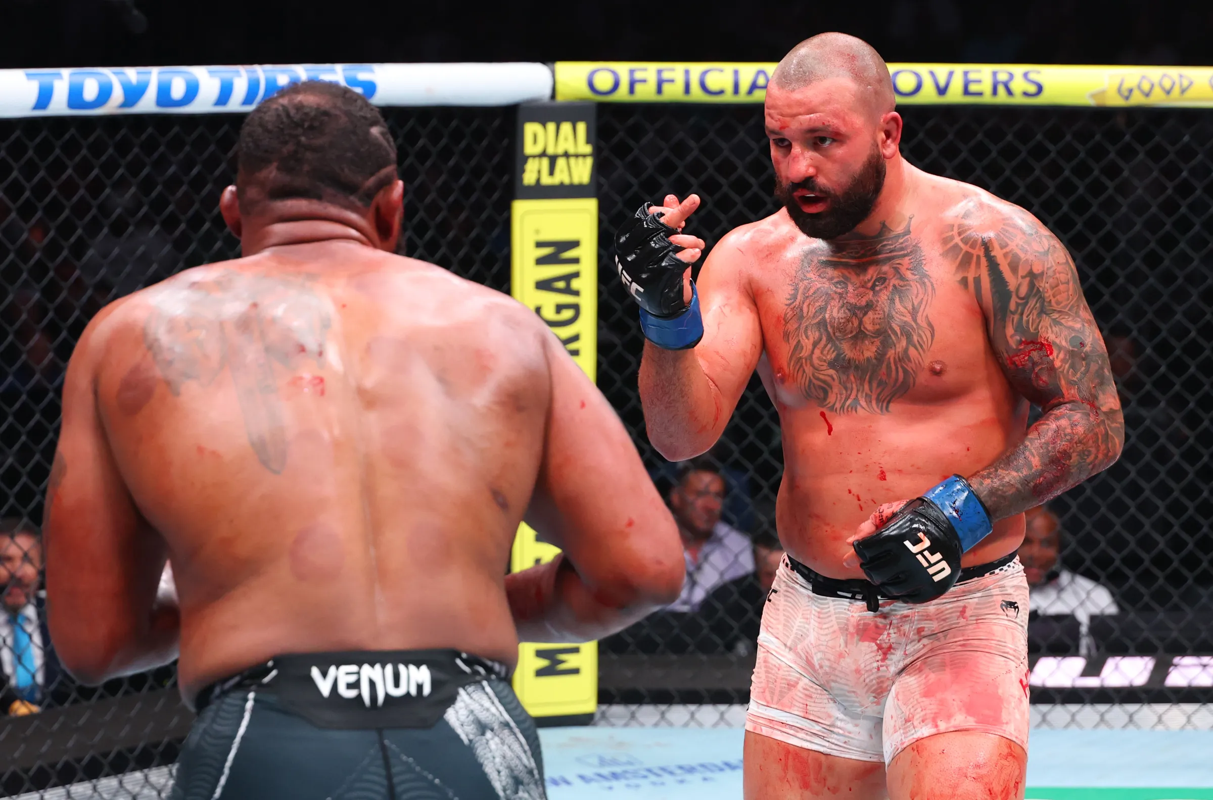 Josh Hokit affronte Curtis Blaydes dans l'octogone lors de l'UFC 327 – poids lourds, combat intense