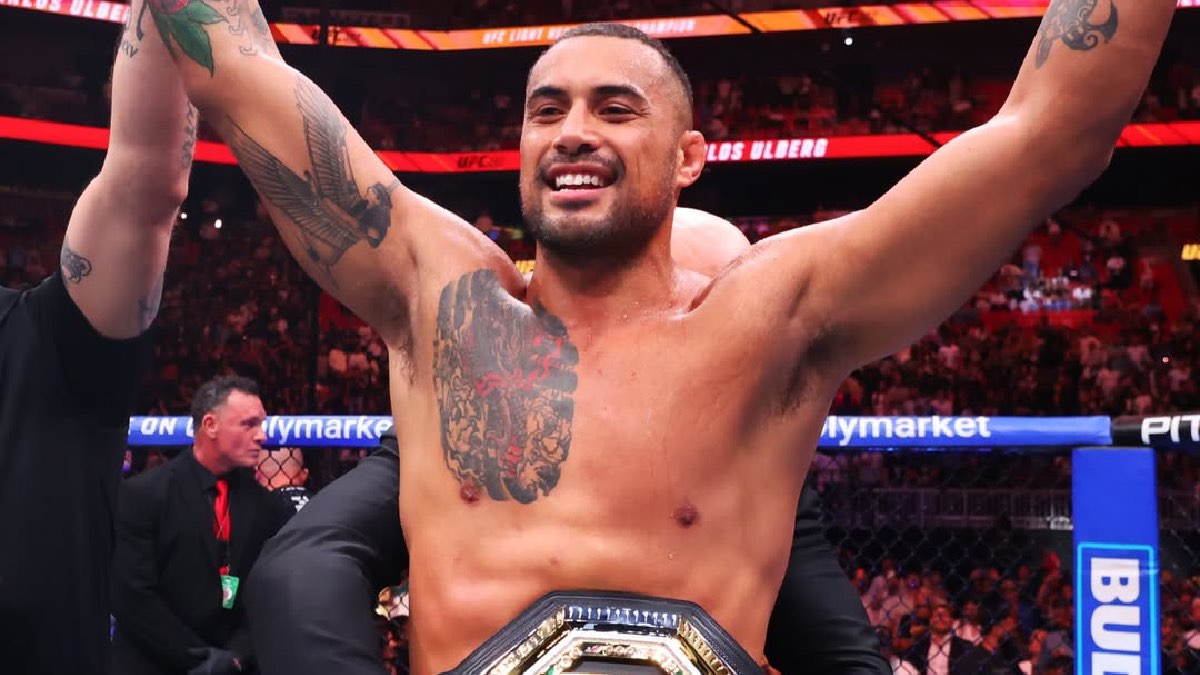 Carlos Ulberg nouveau champion UFC poids mi-lourds - célébration avec la ceinture après UFC 327