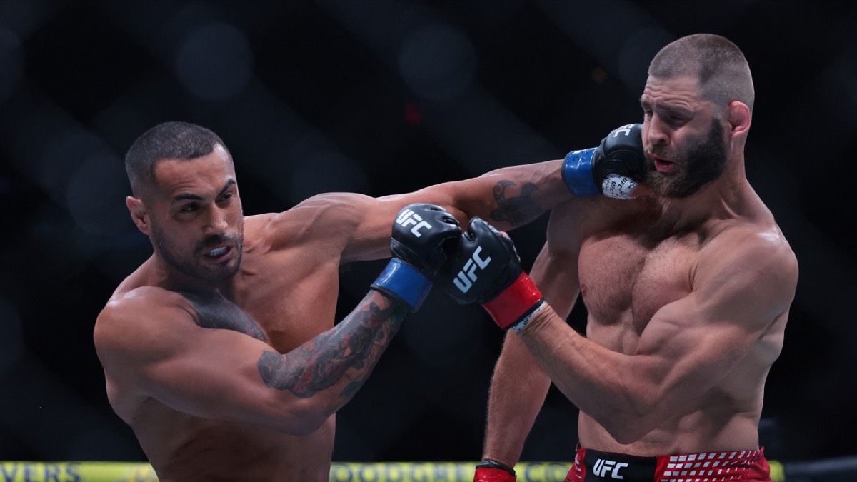 Carlos Ulberg et Jiri Prochazka s'échangent des coups dans l'octogone à l'UFC 327 - combat poids mi-lourds
